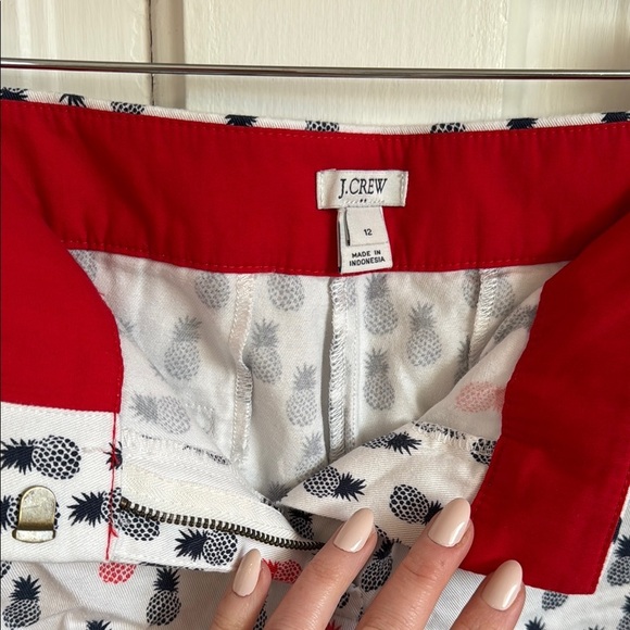 J Crew // Pineapple 🍍 Print Women's Shorts - White and Black - Picture 3 of 3